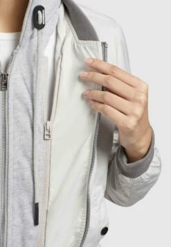 Khujo Persee - Lichte Jas - Hellgrau -Winterjas Winkel 10d01ba7d37a437b945930fcf9628d59 scaled