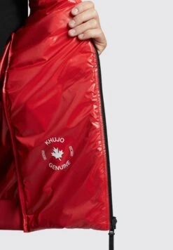 Khujo Wemo Shiny - Bodywarmer - Rot -Winterjas Winkel 1179fd1551ef4fbb945e93cef5d2c771 scaled