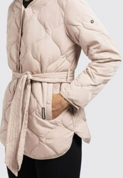 Khujo Yuna - Jas - War Pin 13 Khujo Yuna - Jas - War Pin -Winterjas Winkel 198241fac9d74509a51c0d418a9c5bc2 scaled