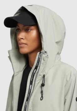 Khujo Ariana - Parka - Blassgrün -Winterjas Winkel 2a1b2e93828d419b855f539140a316dd scaled