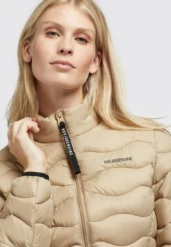 Khujo Eleni - Jas - Beige 13 Khujo Eleni - Jas - Beige -Winterjas Winkel 2aba7bf57e5d4c999d935744ea80d256 scaled