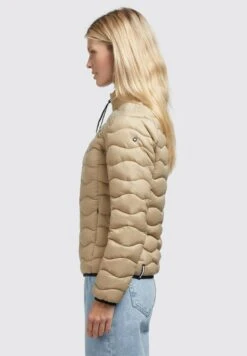 Khujo Eleni - Jas - Beige 12 Khujo Eleni - Jas - Beige -Winterjas Winkel 320468cf0ff3404c9f1d5ee46b1a6b14 scaled