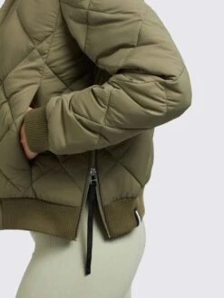 Khujo Leona - Bomberjacks - Lea Gre -Winterjas Winkel 3ec883f62ae84d4db836188bc7a0eb47 scaled