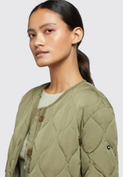 Khujo Sira - Jas - Olivgrün -Winterjas Winkel 415db4f1b89245ee9a91f96dd7420e34 scaled