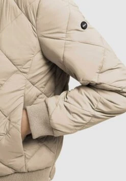 Khujo Leona - Bomberjacks - Beige -Winterjas Winkel 416f706852f1471c9906e598e9b1d948 scaled