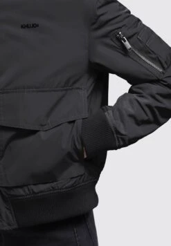 Khujo Nova - Bomberjacks - Schwarz -Winterjas Winkel 45ca9e15cc9b4bf3847ce3056ca3589f scaled