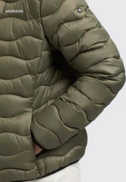 Khujo Nanna - Winterjas - Olivgrün -Winterjas Winkel 499cf4237e6042b29310e71cbf5e62f9 scaled