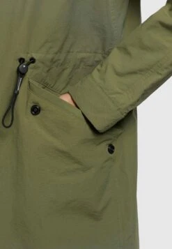Khujo Marnia - Regenjas - Olivgrün 12 Khujo Marnia - Regenjas - Olivgrün -Winterjas Winkel 4e3dbc60eec949a29c27a5518a2dbfac scaled