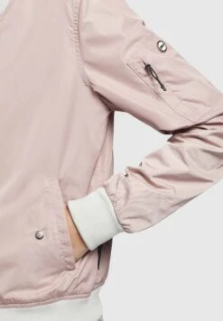 Khujo Stence - Bomberjacks - Blassrosa 14 Khujo Stence - Bomberjacks - Blassrosa -Winterjas Winkel 4ea64d58b14b4558acfa0ffd0d3498d3 scaled