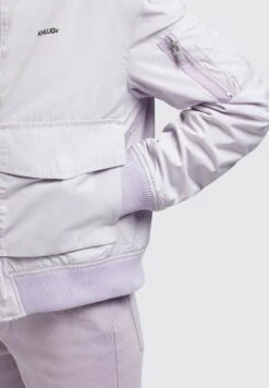 Khujo Nova - Bomberjacks - Flieder Hell -Winterjas Winkel 6e0733a642a74d38a3ce76b429302365 scaled