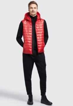 Khujo Wemo Shiny - Bodywarmer - Rot -Winterjas Winkel 711772a44a78467f82cf08f621bab799 scaled
