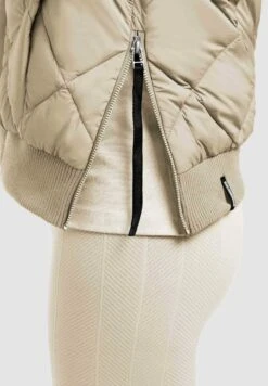 Khujo Leona - Bomberjacks - Beige -Winterjas Winkel 71389af15f75401a845c934820352349 scaled