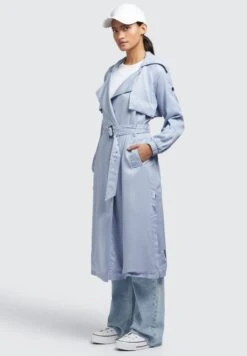 Khujo Garda - Trenchcoat - Blau 11 Khujo Garda - Trenchcoat - Blau -Winterjas Winkel 75b1a9661fe5430b8e8dffbd6d005d3e scaled