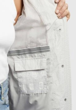 Khujo Adda - Parka - Hellgrau -Winterjas Winkel 7b713e1a5b854b3082b9748cd93d1887 scaled