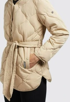 Khujo Yuna - Jas - Beige 13 Khujo Yuna - Jas - Beige -Winterjas Winkel 7be871a0c0984a2086e7278003b7b68c scaled