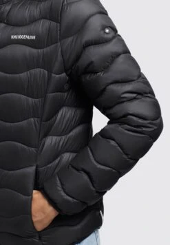 Khujo Eleni - Jas - Schwarz 14 Khujo Eleni - Jas - Schwarz -Winterjas Winkel a4c5b061735e42cfb8a1f1ebb39f041d scaled