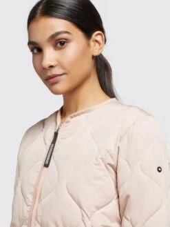 Khujo Tussenjassen Tussenjas Alma Dames Lichtroze -Winterjas Winkel b18e4fe996a16cd28ed63643c48ddcbf scaled