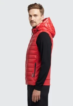Khujo Wemo Shiny - Bodywarmer - Rot -Winterjas Winkel d557a3d3924a4e5991580d3625db60ad scaled