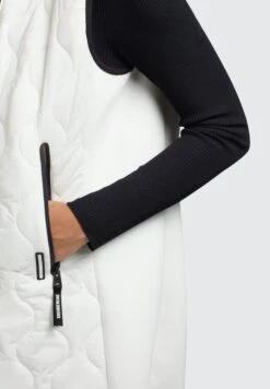 Khujo Malin - Bodywarmer - Naturweiß 13 Khujo Malin - Bodywarmer - Naturweiß -Winterjas Winkel e7d167c6e73749a3a1a30e7748aed6c9 scaled