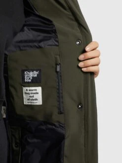 Khujo Tussenmantels Tussenmantel Namita Dames Donkergroen 15 Khujo Tussenmantels Tussenmantel Namita Dames Donkergroen -Winterjas Winkel f12c6eee1bb857a90f14404db6abe248 scaled