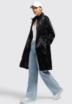 Khujo Marthe - Regenjas - Schwarz -Winterjas Winkel f155c0cb451f417fb36a11da06e440be scaled